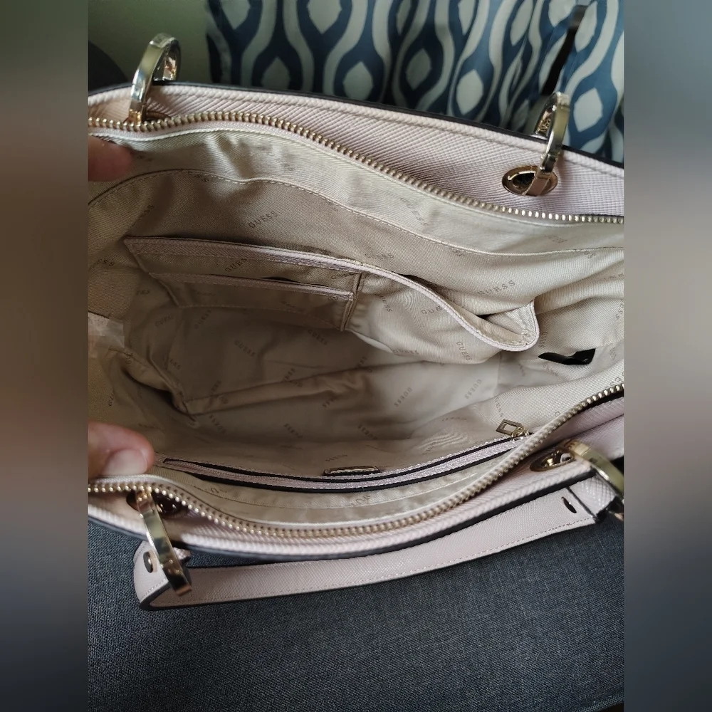 Guess Light Pink Shoulder Bag - New Without Tags - Picture 6 of 8